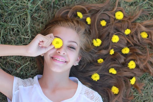 daisies in her hair from pexels